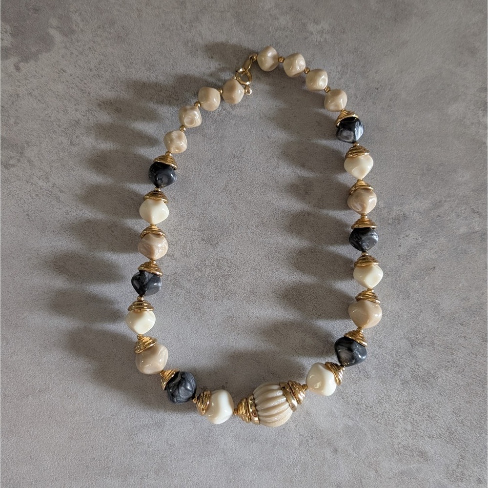 Vintage Signed Trifari Gold Tone Tan White Gray Molded Lucite Bead Necklace